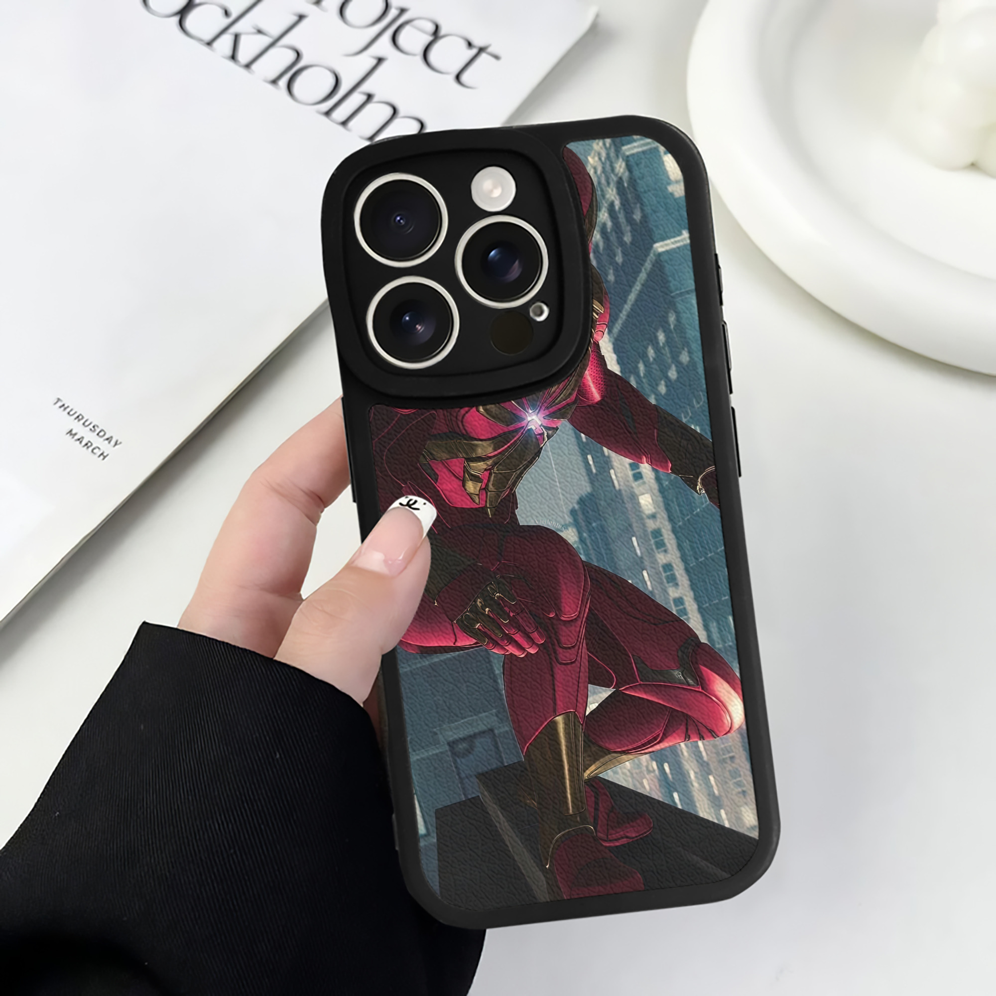 （画像用） Spider Man スパイダーマン 【iPhone 16シリーズ対応】シリコンスマホケース（レザー調） 材質：シリコン